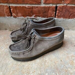 Clarks Womens 6 Gray Suede Wallabee Shoes